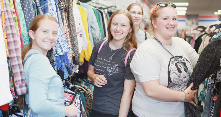 Students visit thrift store