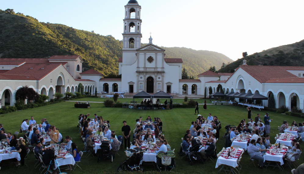 Long shot of the alumni dining on the quad lawn
