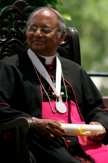 Archbishop Ranjith receives the College’s highest honor, the Saint Thomas Aquinas Medallion.