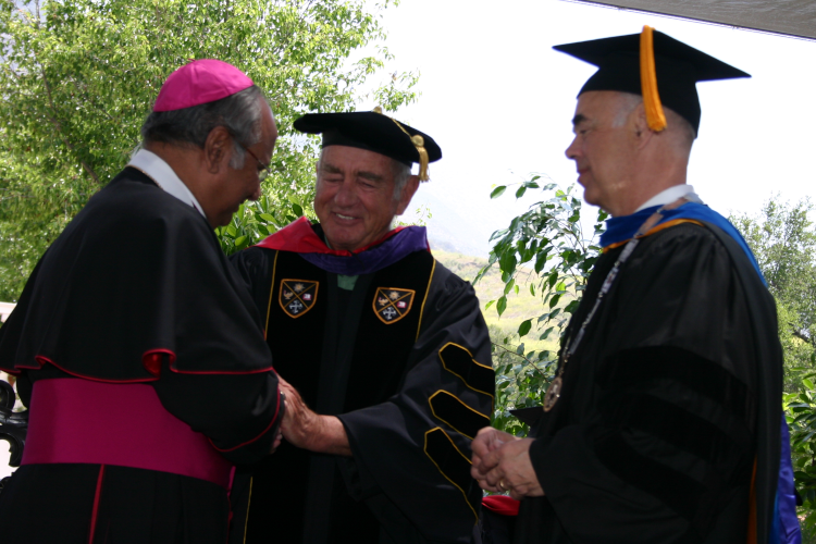 Archbishop Ranjith receives the College’s highest honor, the Saint Thomas Aquinas Medallion.