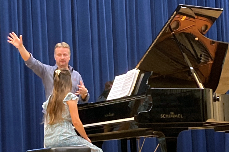 Ilya Yakushev teaches Susana Sedler ('24)