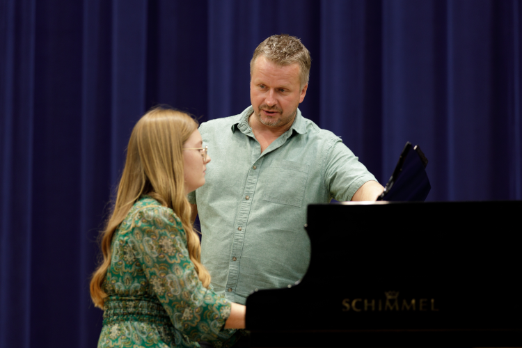 Classical pianist Ilya Yakushev teaches a master class to Zoe Brown (’27).