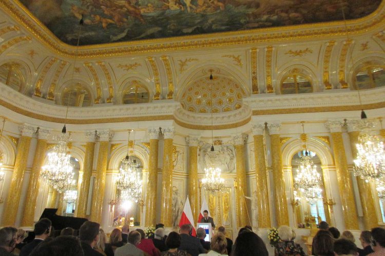 Dr. Peter A. Kwasniewski (’94) speaks in Warsaw’s Royal Castle