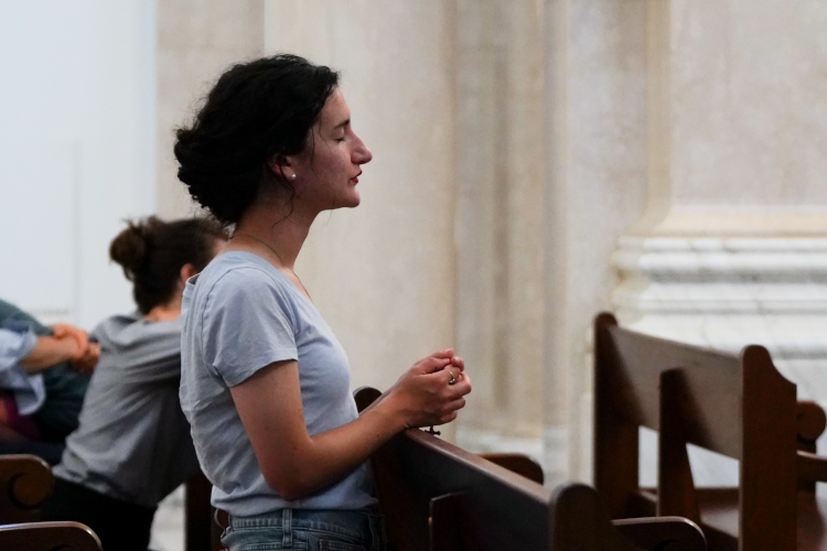 Students pray the Rosary in California