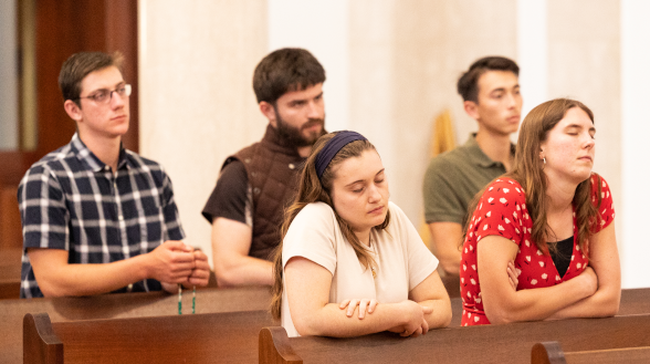Students pray the Rosary in California Chapel