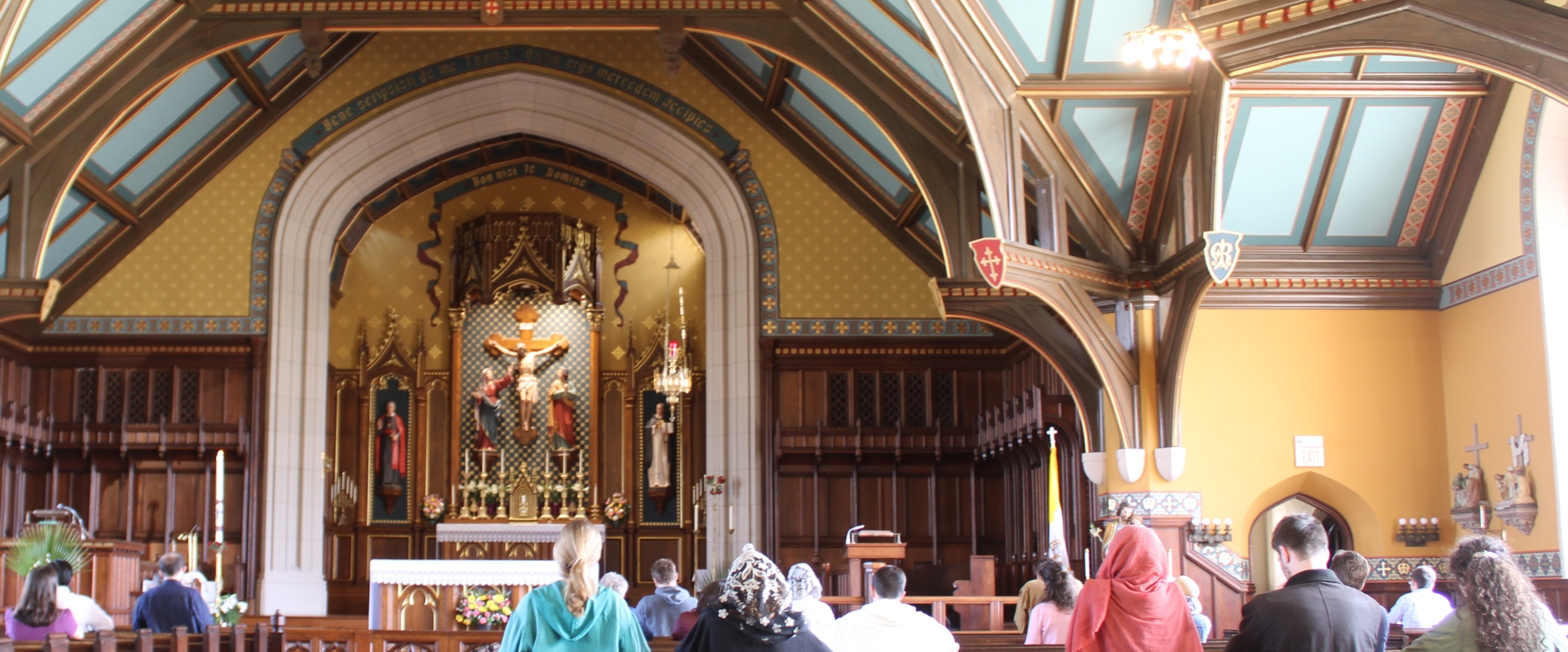Students pray for Pope Francis
