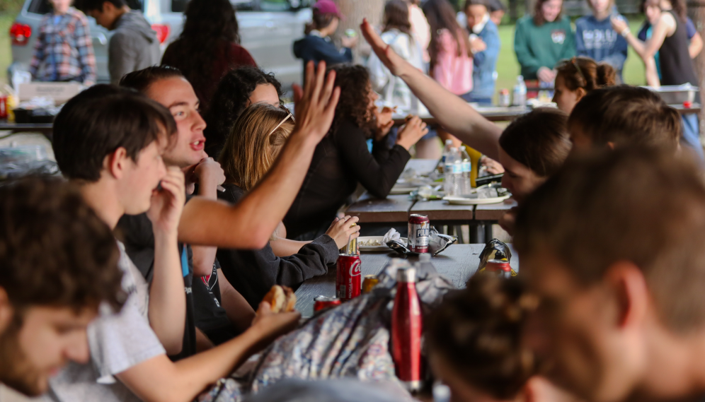 Students eat happily at the tables