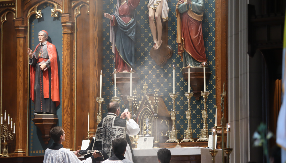 Fr. Markey raises the Host at Consecration