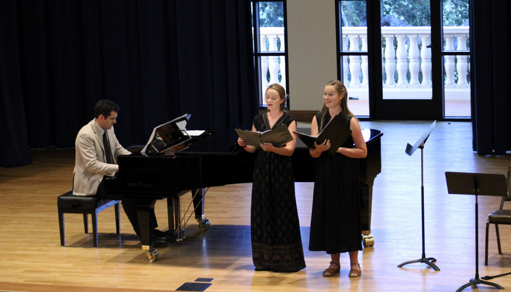 Another shot of the pianist and two singers