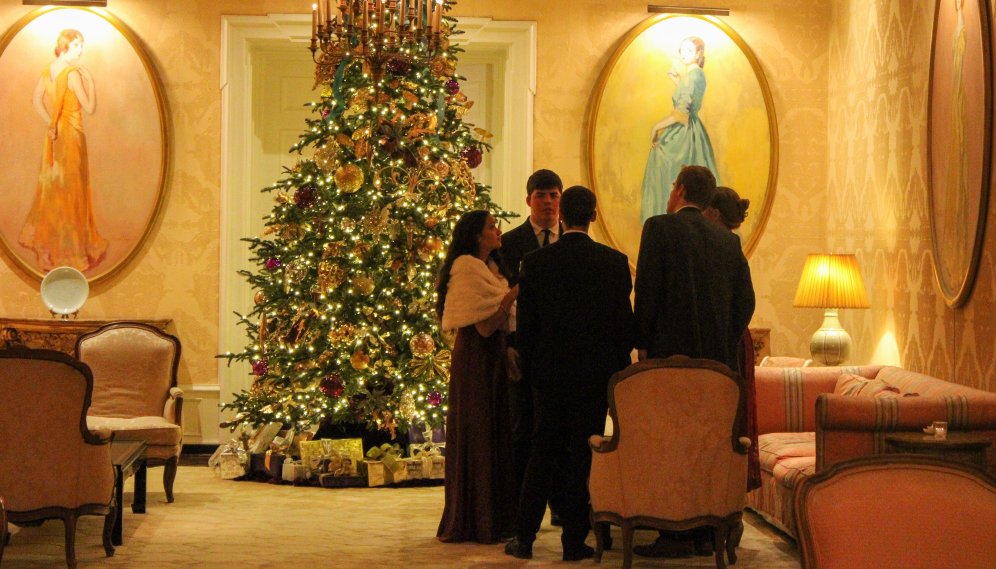 Five chat next to the Christmas tree