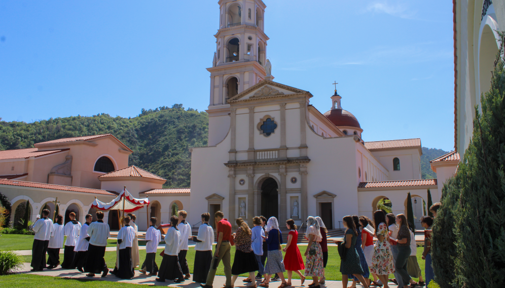 The outdoor procession passing across the quad