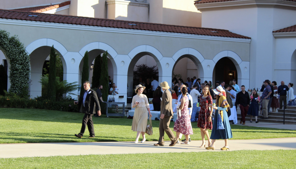 The attendees walk to dinner