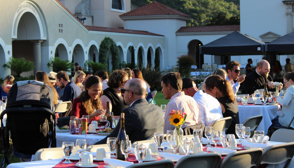 The attendees dine together