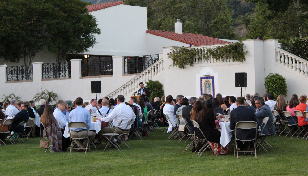 Alumni dine and listen to the speech