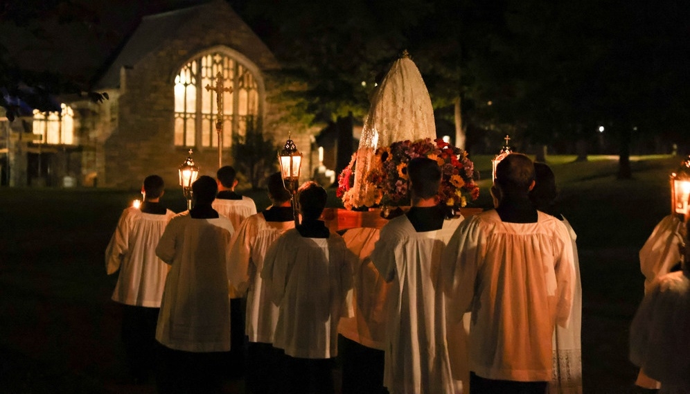 The procession turns back to the chapel