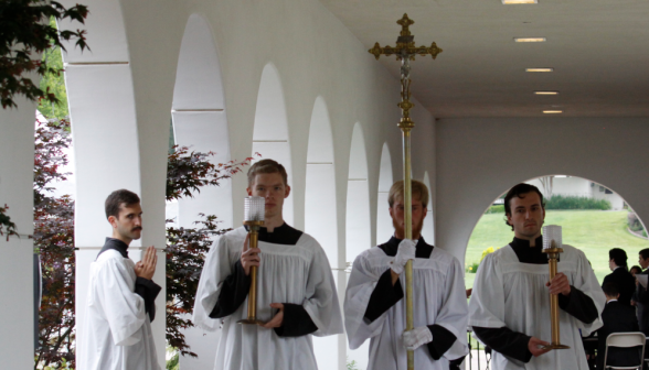 Students acolytes recess from the academic quadrangle