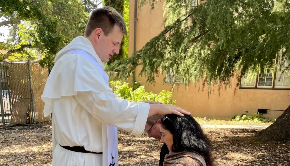 Rev. John Winkowitsch, O.P. (’04) blesses Dr. and Mrs. Kelly