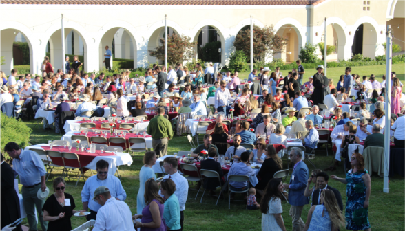 Crowds of alumni at the tables