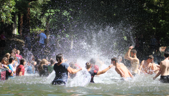 Splash fight in the center of the pond!