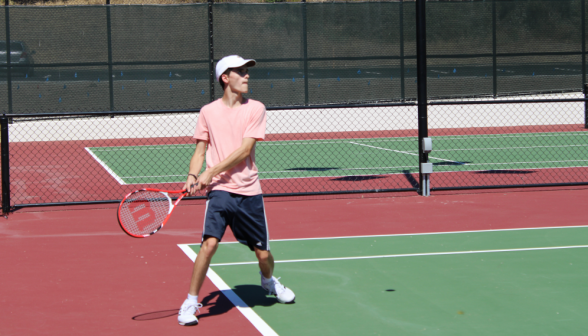 A student on the tennis court prepares a forehand