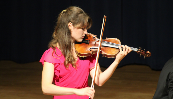 Close shot of Greta Maknickaitė playing the violin