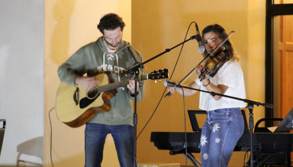 Two perform on guitar and violin
