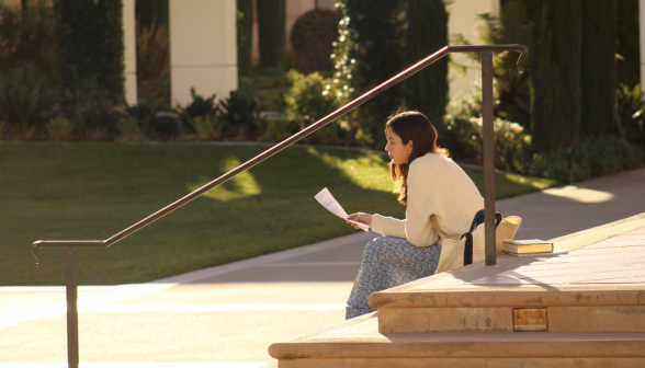 A student studies on the Chapel steps