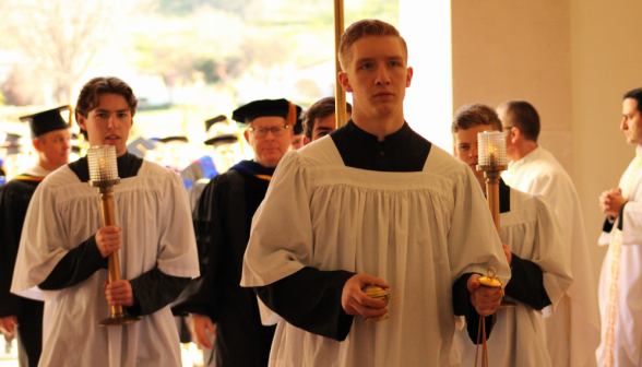 The procession enters the Chapel