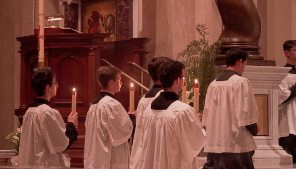 Servers with Sanctus candles