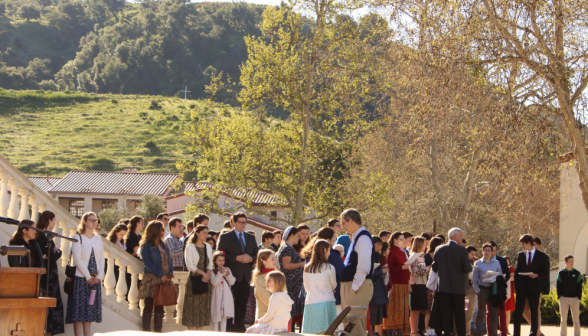 The congregation at the steps to the Commons