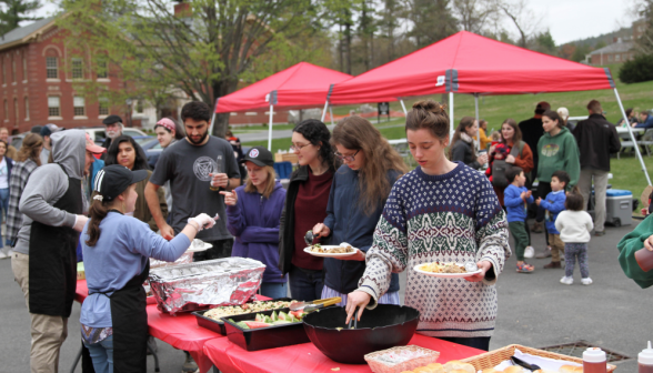 Students get salad