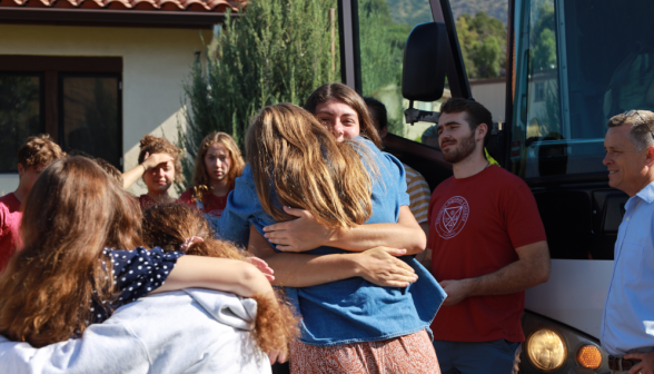 Students say goodbye