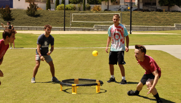 Four play Spikeball