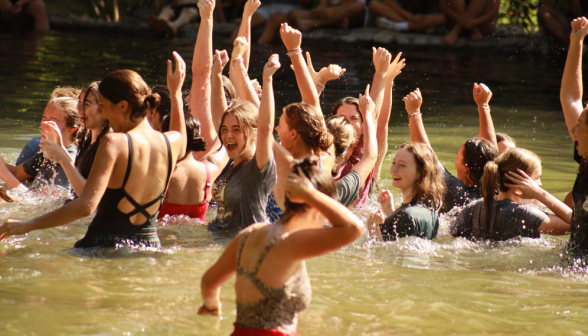 Many cheer in the pond