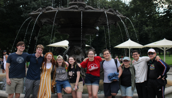 Ten pose afront a fountain