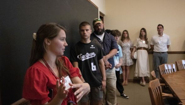 Freshmen arrive on campus