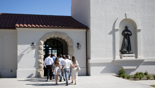 Freshmen arrive on campus