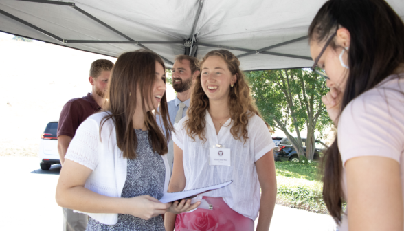 Freshmen arrive on campus