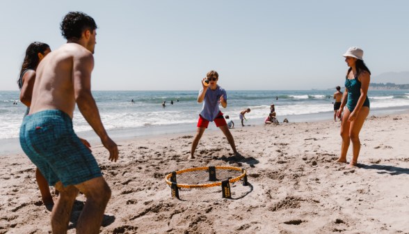 starting a game of spikeball