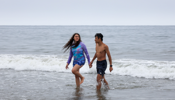 Students go to beach