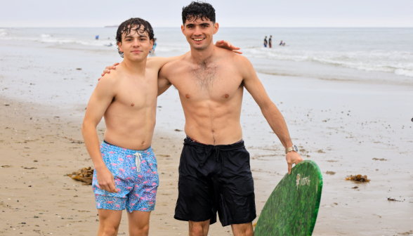 Students go to beach