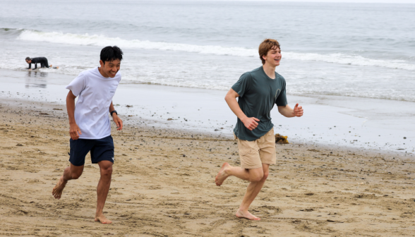 Students go to beach