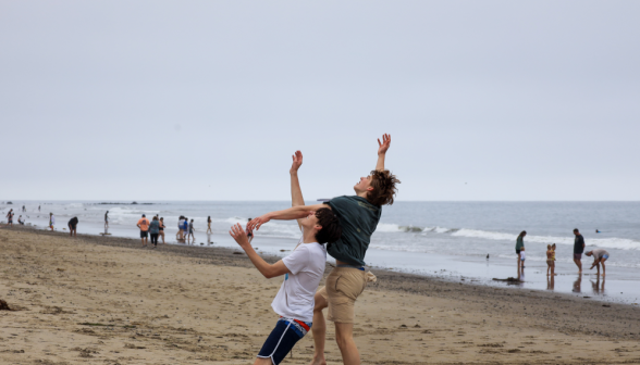 Students go to beach