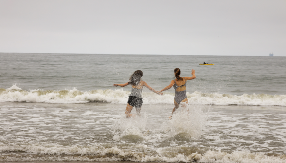 Students go to beach