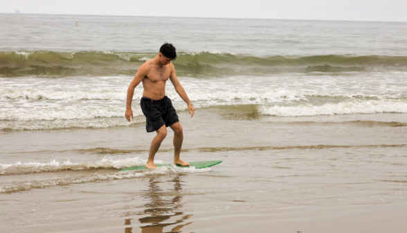 Students go to beach