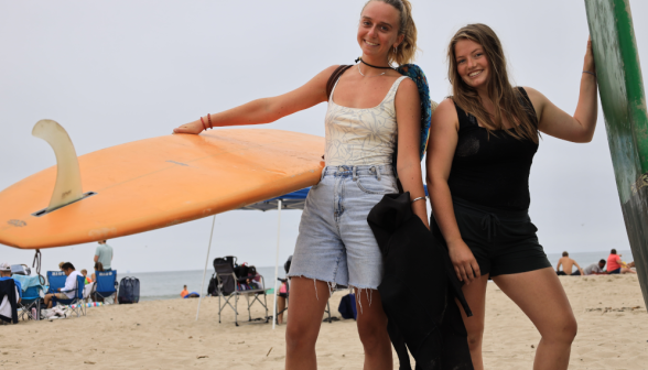 Students go to beach