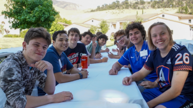 Students eat dinner at BBQ