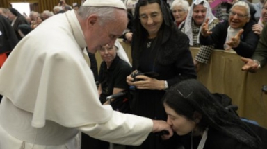 Rev. Miss Therese Ivers, JCL, OCV (’03) and His Holiness Pope Francis (L’Osservatore Romano Photo Service)