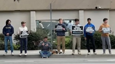 Students pray outside abortion clinic